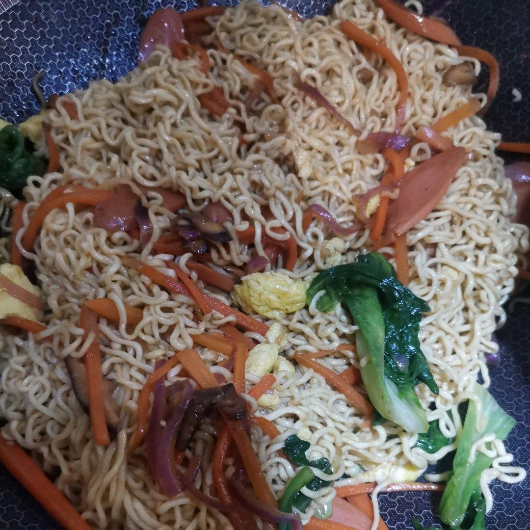 路边摊风味炒方便面