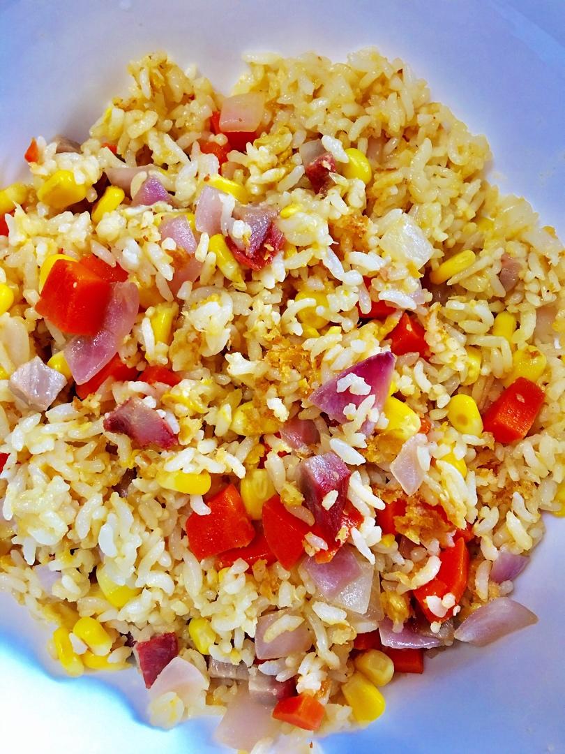 玉米胡萝卜火腿鸡蛋炒饭