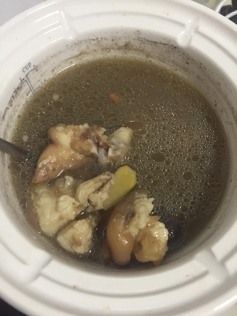 黄豆花生猪脚汤