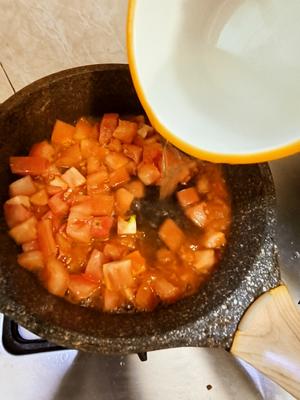 能吃一辈子的减脂神器——番茄浓汤魔芋结的做法 步骤7
