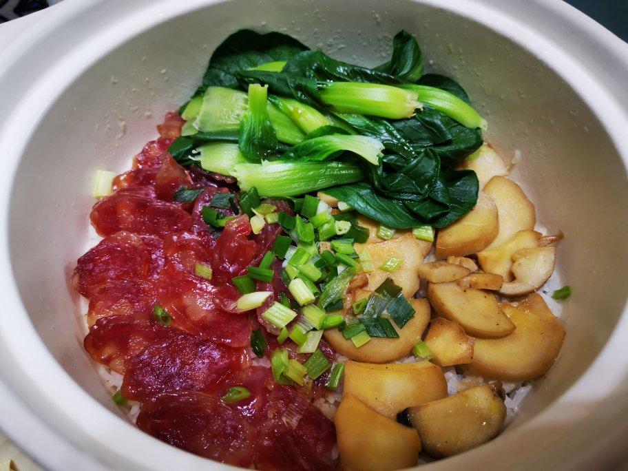 一连好几碗的杏鲍菇腊味煲仔饭
