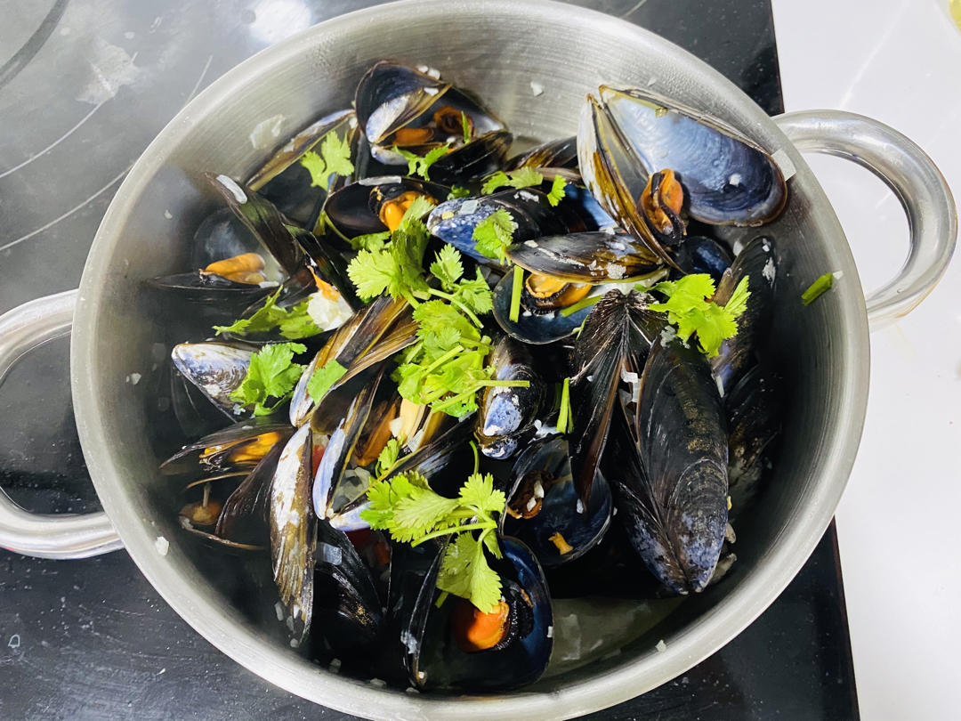 新西兰青口贝mussel（最原始最鲜美的做法）超级简单/人人都可以成为别人羡慕的大厨，超详细步骤图，铸铁锅
