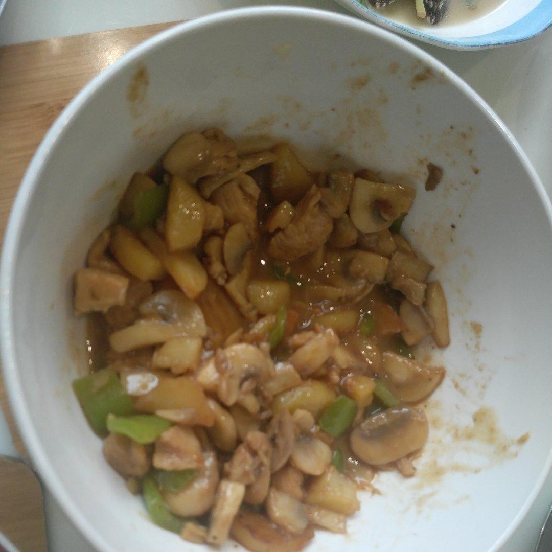 蘑菇青椒炒肉丝鸡肉