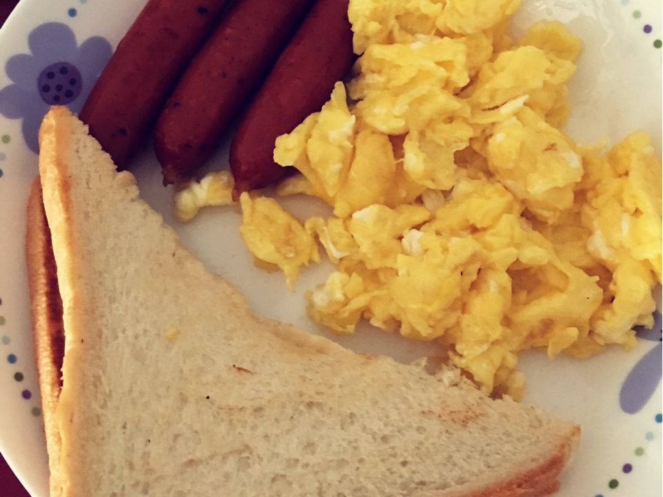 港式早餐：肠仔煎双蛋➕多士烘底