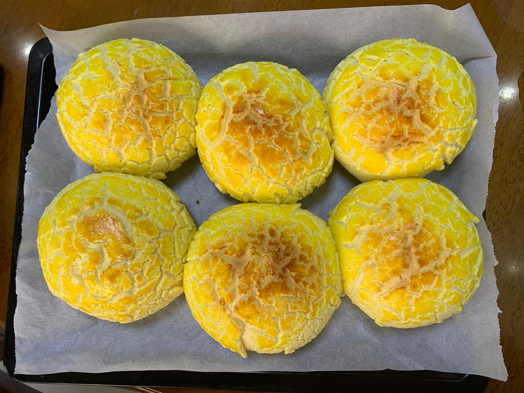 好吃到炸裂的港式菠萝包（附带制作酥皮的小视频）