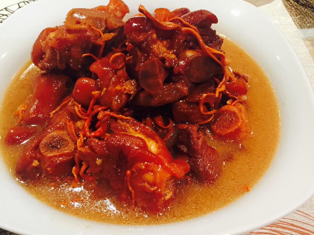 红烧猪蹄虫草花的做法