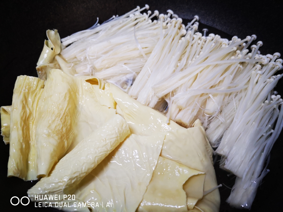 超简单的营养减肥豆腐皮金针菇的做法 步骤3