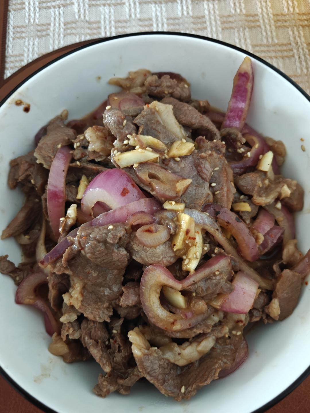 洋葱炒羊腿肉-用这个方法炒羊肉，无膻味还不柴，做出来的羊肉又鲜又嫩