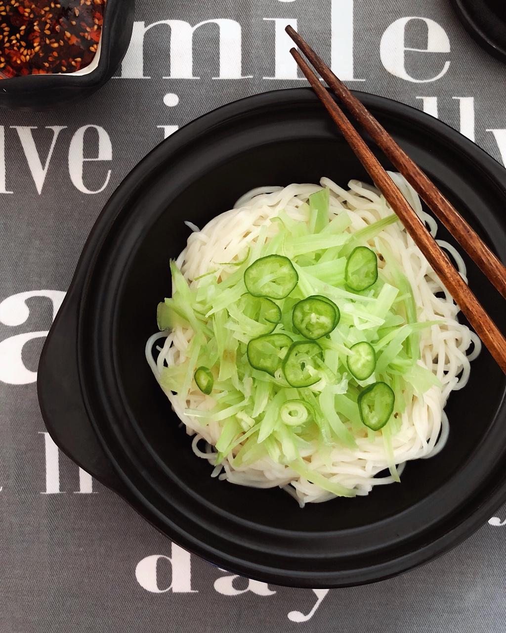 金针菇莴笋凉面