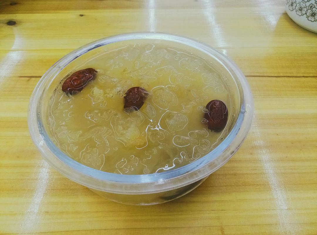 冰糖银耳红枣汤