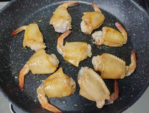 香煎鸡翅抱虾的做法 步骤6
