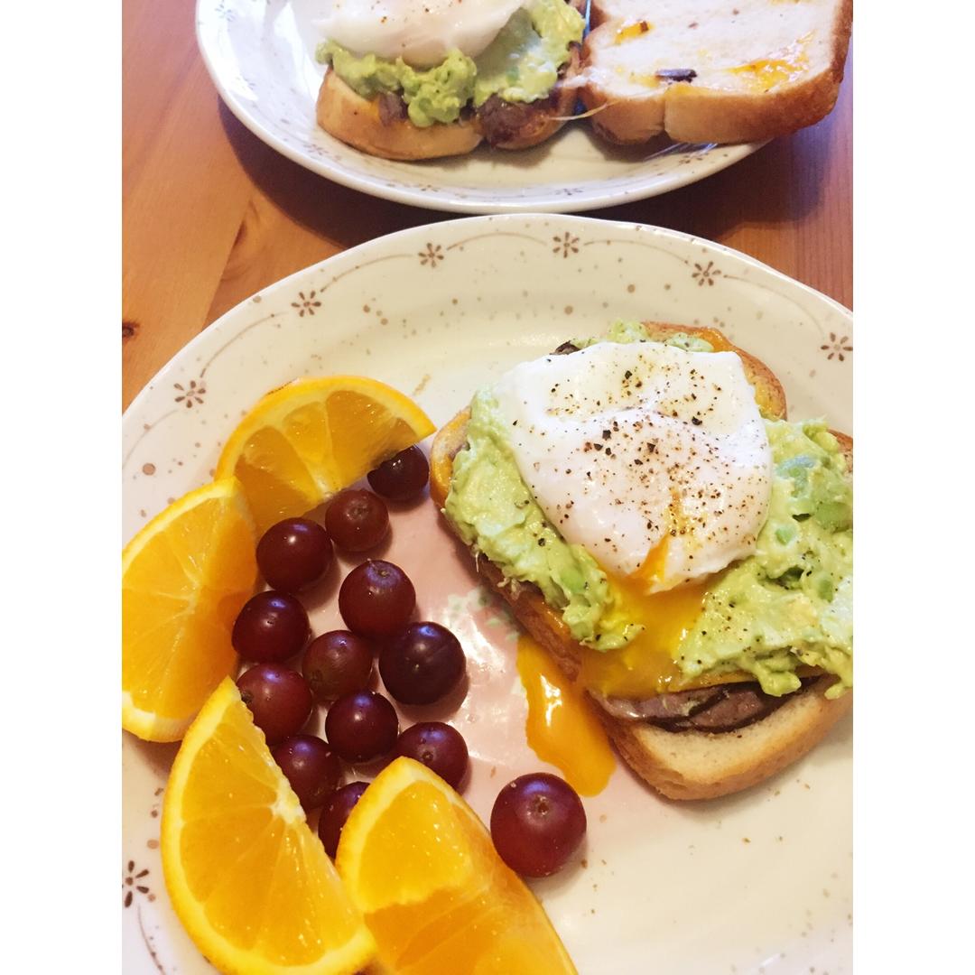 麦兜水波蛋牛油果厚吐司