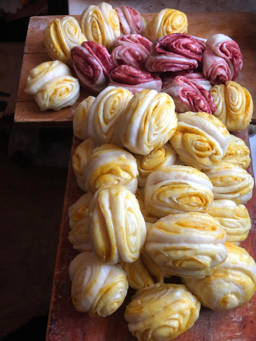 抹上姜黄粉做的花卷，味道独特，非常的香