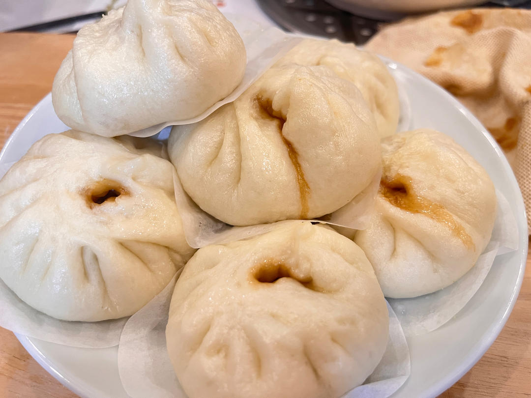 一口一个的鲜肉小笼包