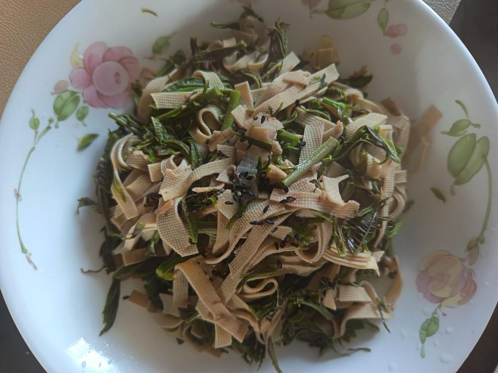 春天的菜～香椿炒豆皮儿