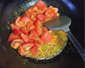 西红柿菌菇豆腐汤的做法 步骤5