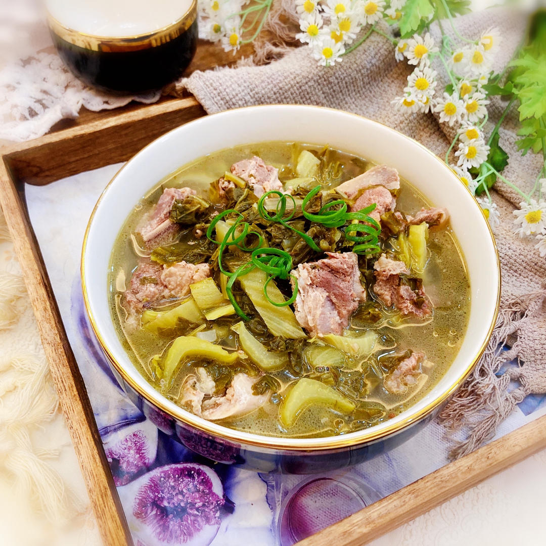 君-zhong做的既能当汤又能当下饭神器的猪大骨酸菜苦瓜煲