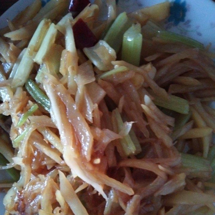 简单美味的家常菜！土豆丝炒芹菜