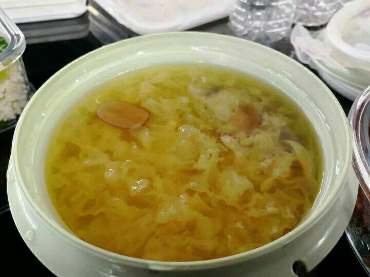 银耳红枣枸杞甜汤