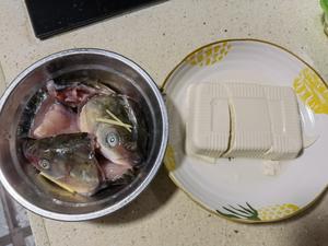 一鱼两吃：丝瓜蒸鱼片+鱼头豆腐汤的做法 步骤4