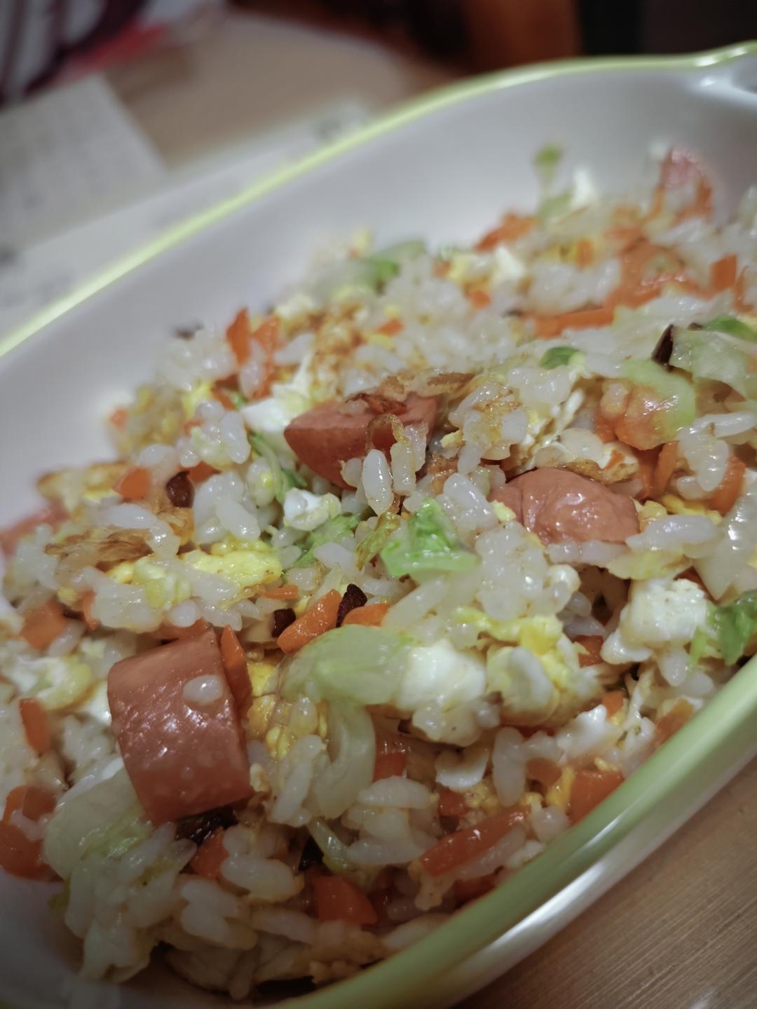 鸡蛋胡萝卜生菜香菇火腿肠炒饭