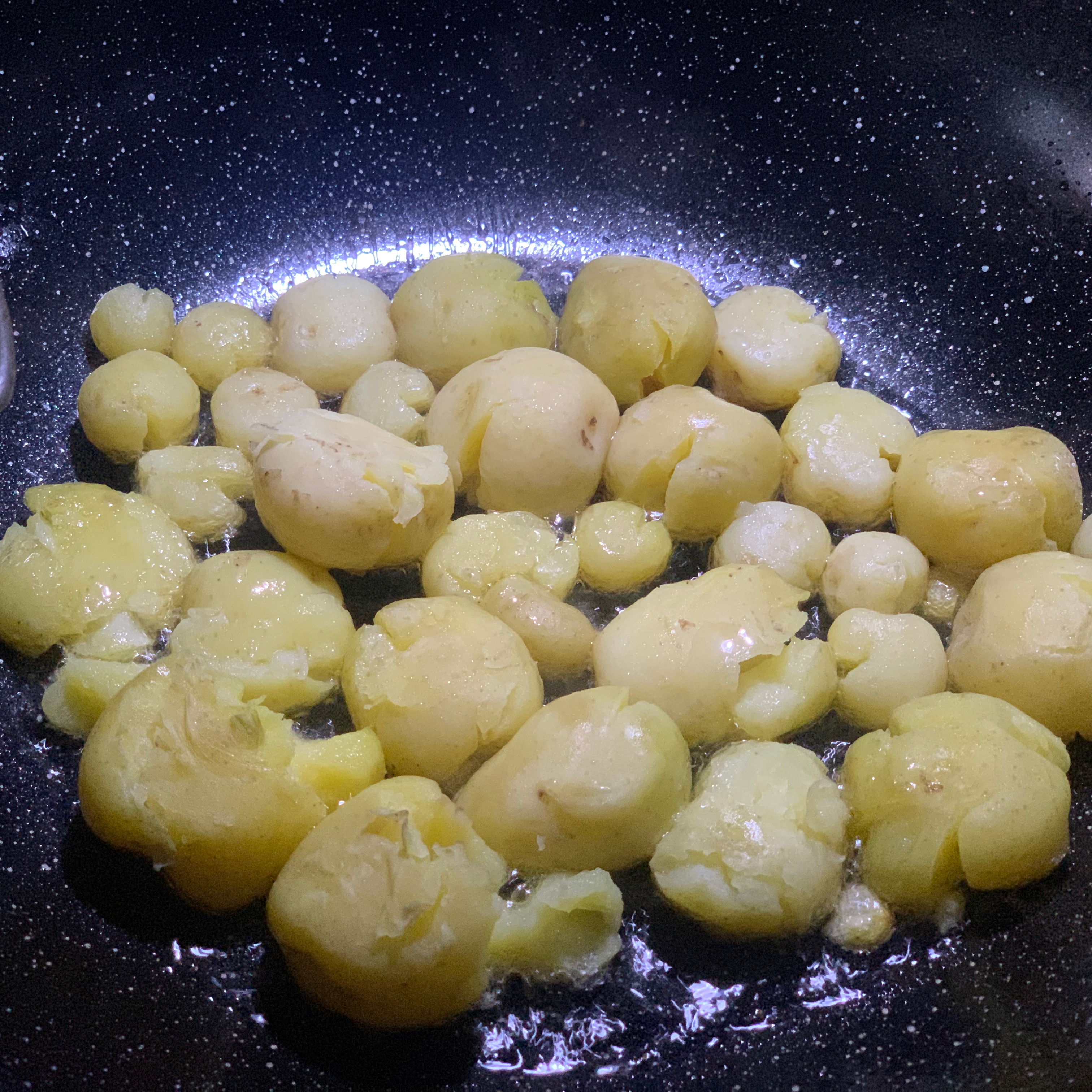 敲扁椒盐土豆的做法 步骤3