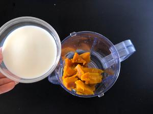 巨简单的奶香南瓜糕，适合秋天吃的小零食，甜甜糯糯入口即化，小宝宝也能吃的做法 步骤2