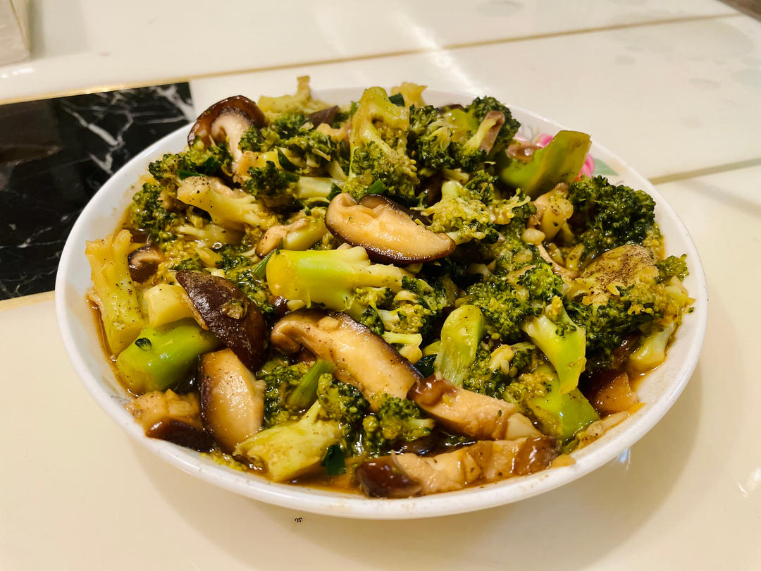 好吃不胖的西兰花炒香菇❗️低脂清爽❗️巨好吃