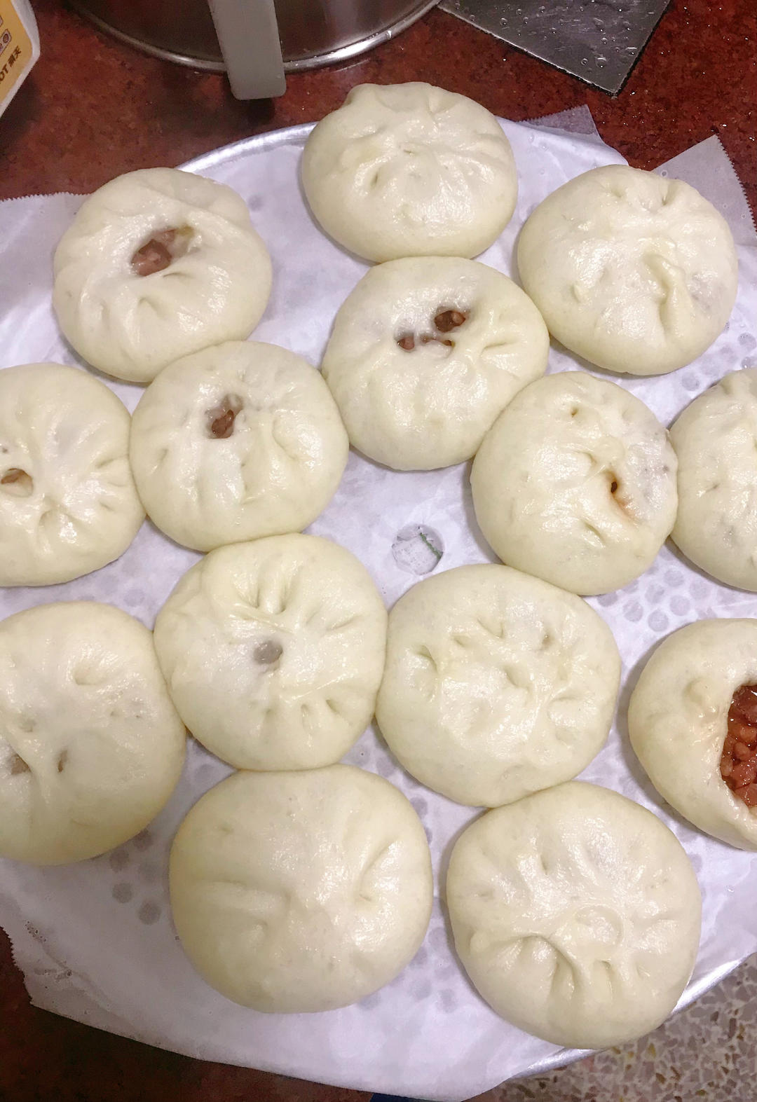 云朵般松软爆浆蜜汁叉烧包