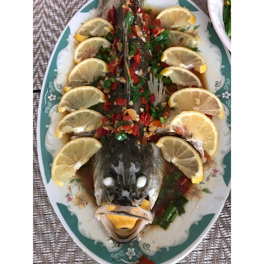 柠檬蒸鲈鱼