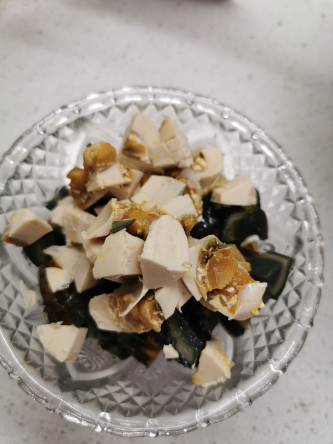 黑白蛋炒油豆腐的做法 步骤3
