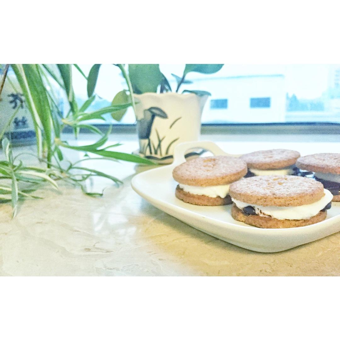 s'mores 饼干夹烤棉花糖（微波炉版）
