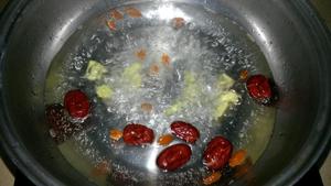 鸡蛋红枣枸杞姜红糖水的做法 步骤1