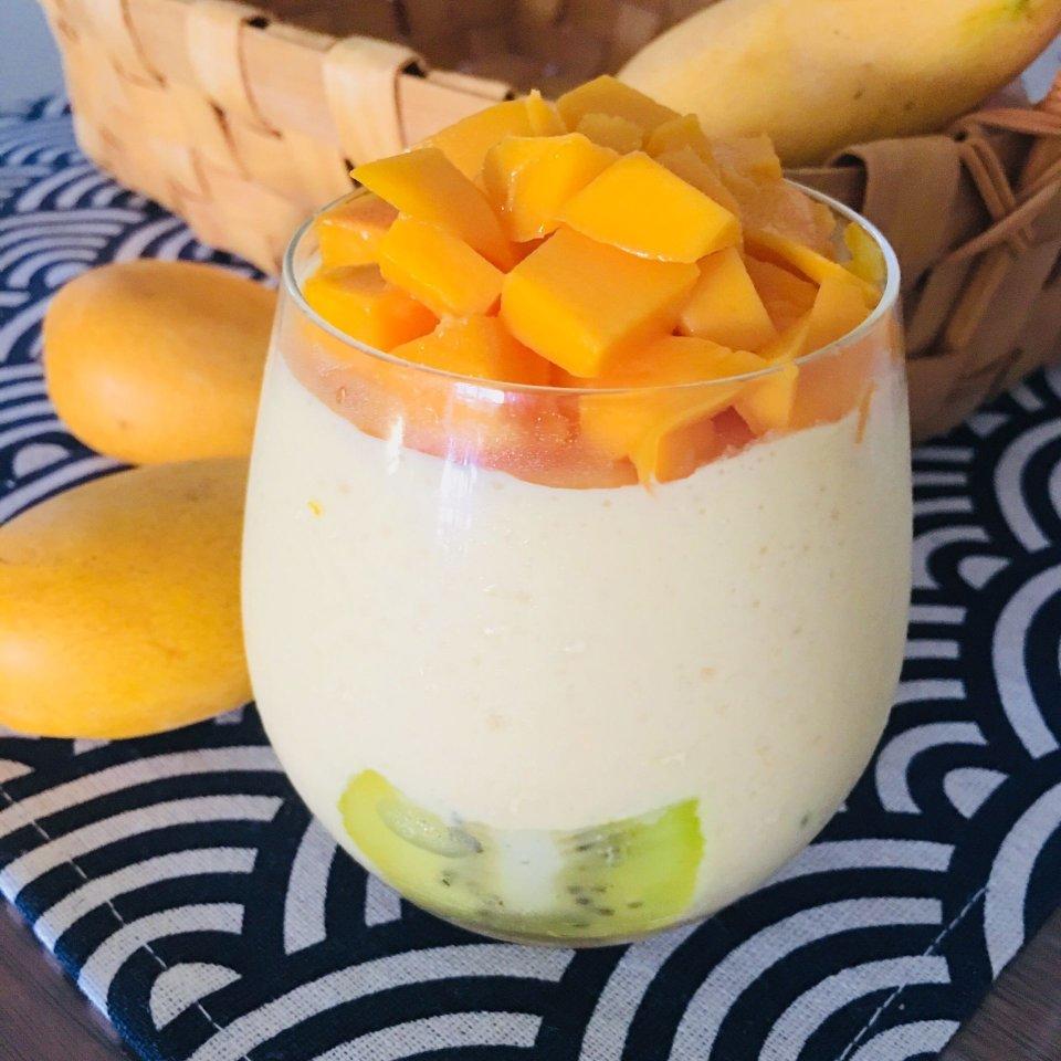 "杯壁"的草莓芒果慕斯