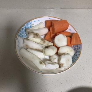红萝卜马蹄山药眉豆排骨汤的做法 步骤2