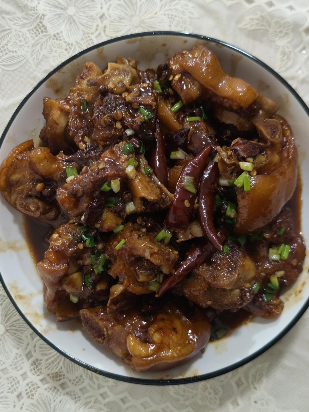 美味的家常菜：红烧猪蹄