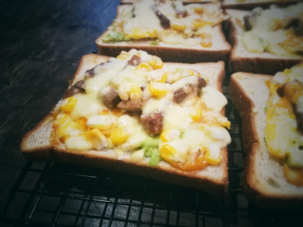 牛油果蛋饼小牛肉*吐司披萨