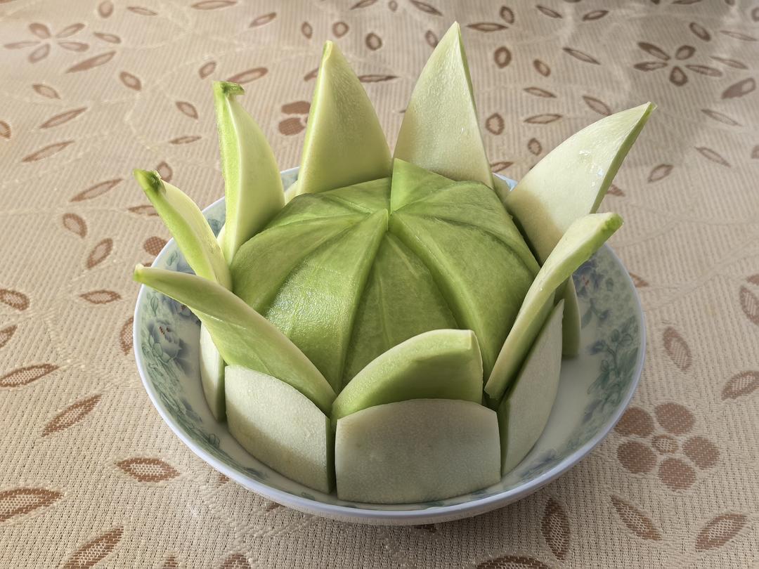 今天才知道，哈密瓜还能这样切，不脏手不流汁，又快又好看，实用