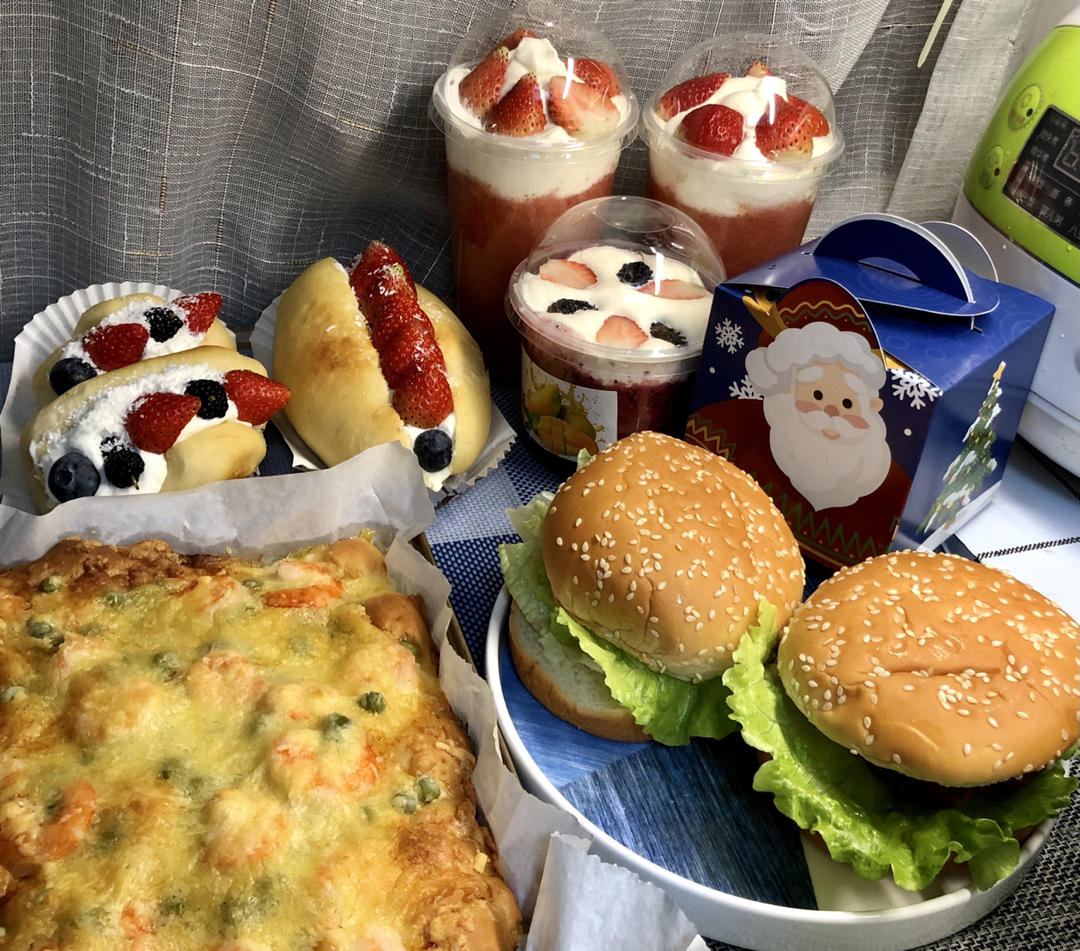 草莓海盐奶盖茶