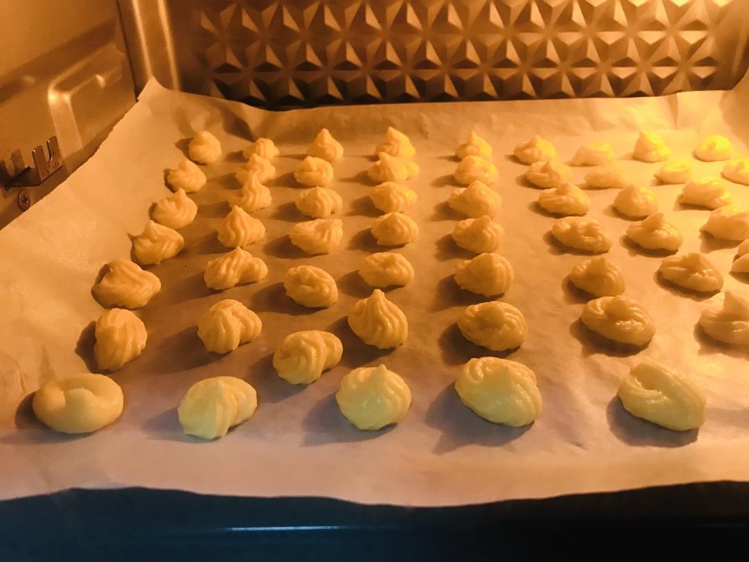 宝宝第一口健康零食！超级无敌好吃到爆炸！入口即化！材料只有1个鸡蛋 ！10g奶粉！5g淀粉 ！酥脆可口 ！幸福的味道 ！