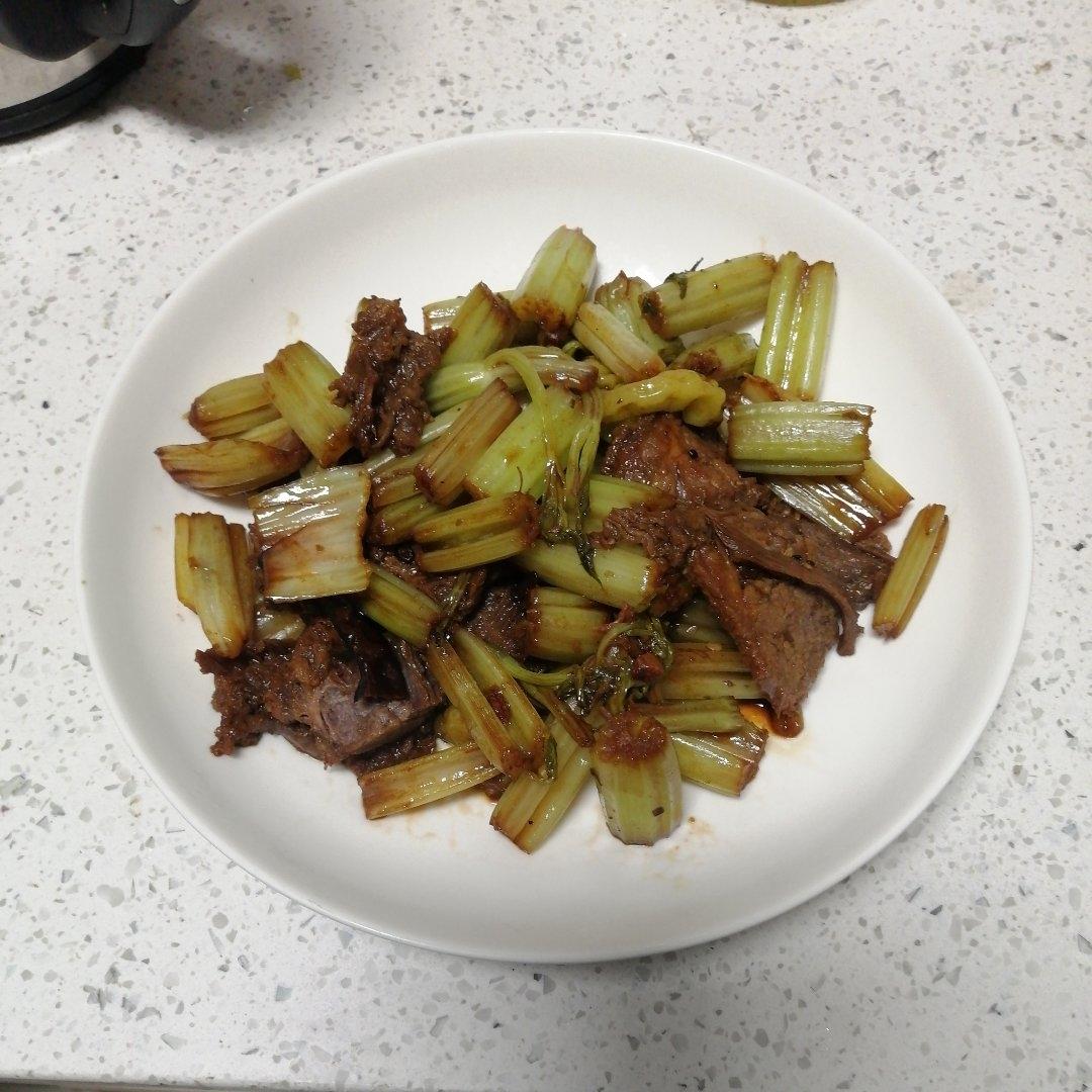 有点费米饭的芹菜炒肉
