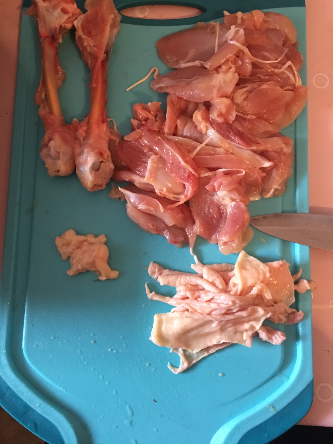 土豆板栗蘑菇焖鸡腿（水果刀版）的做法 步骤3