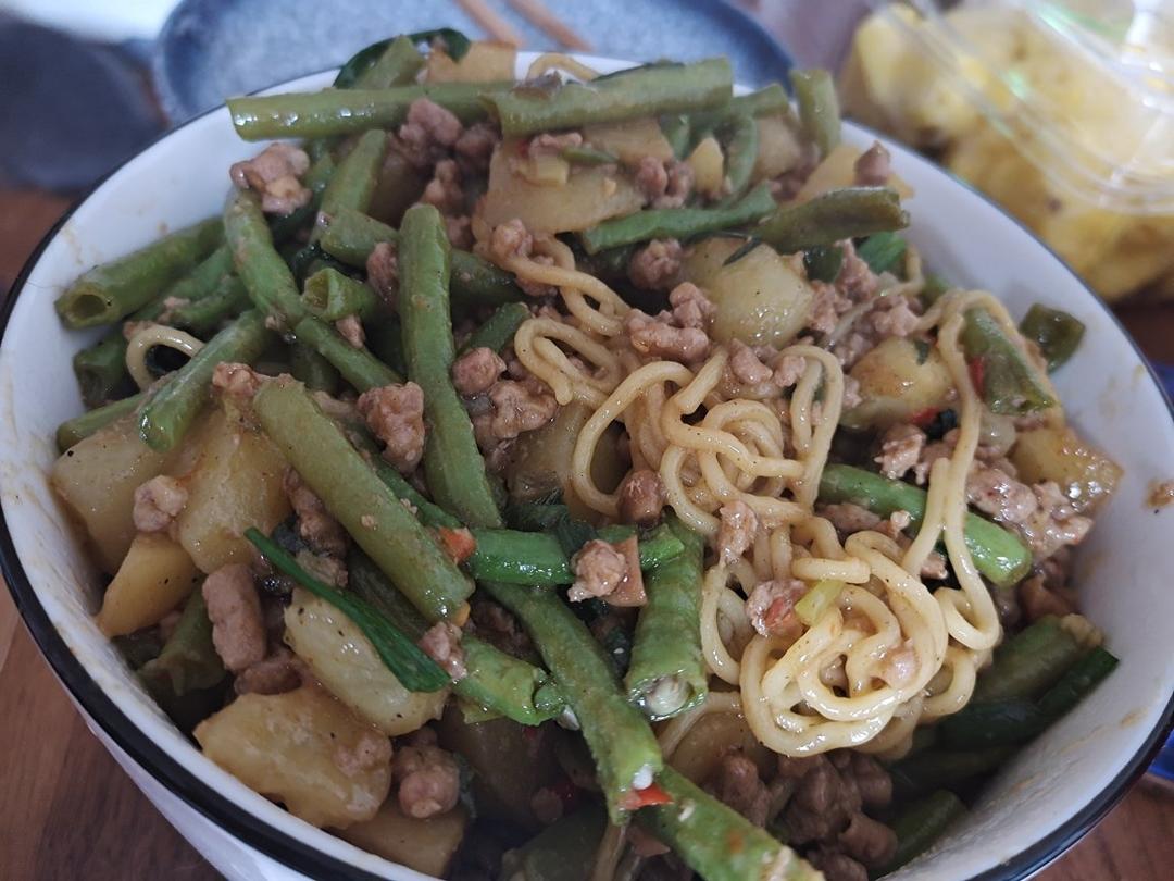 五花肉豆角土豆焖面
