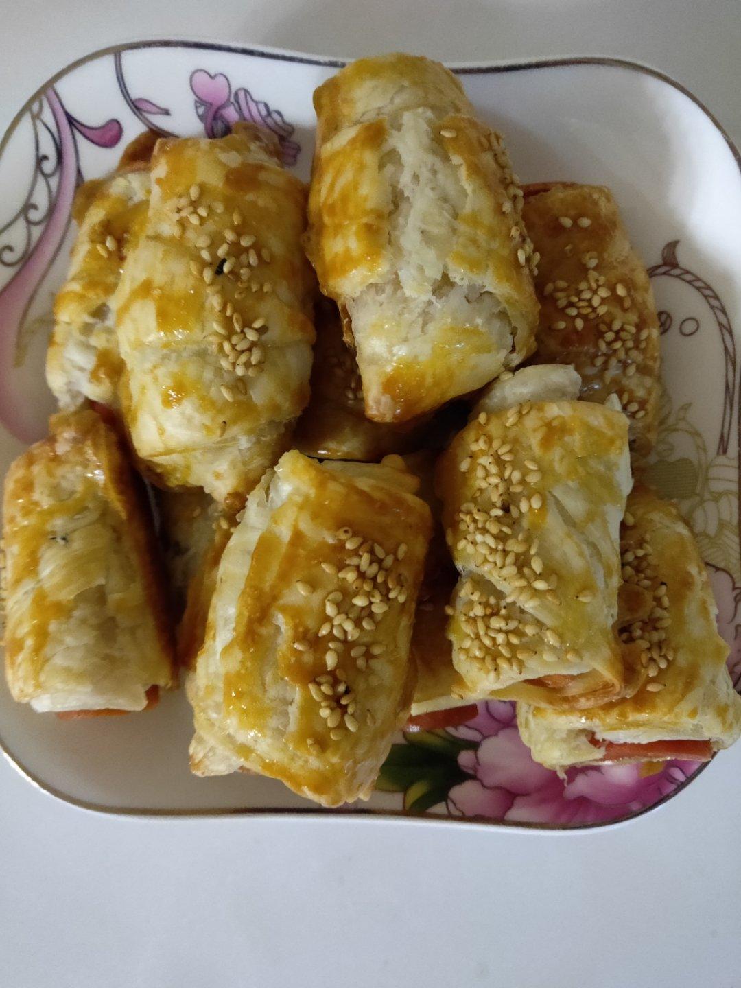 香肠酥皮卷：手抓饼皮还能这样吃，不用和面快速搞定早餐