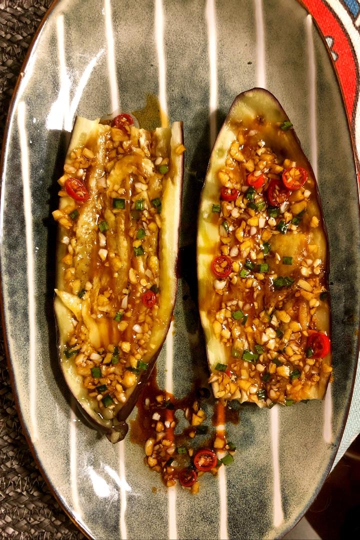 做菜太热，懒宝贝接着10分钟快手算你狠的蒜泥蒸茄子