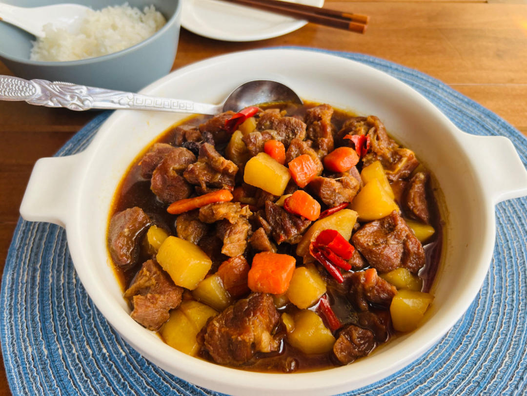 牛腩炖土豆(红烧牛腩）