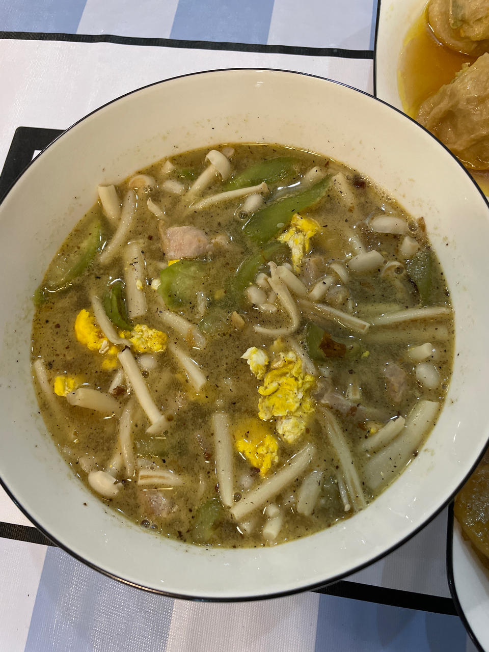 鲜掉眉毛的海鲜菇鸡蛋汤