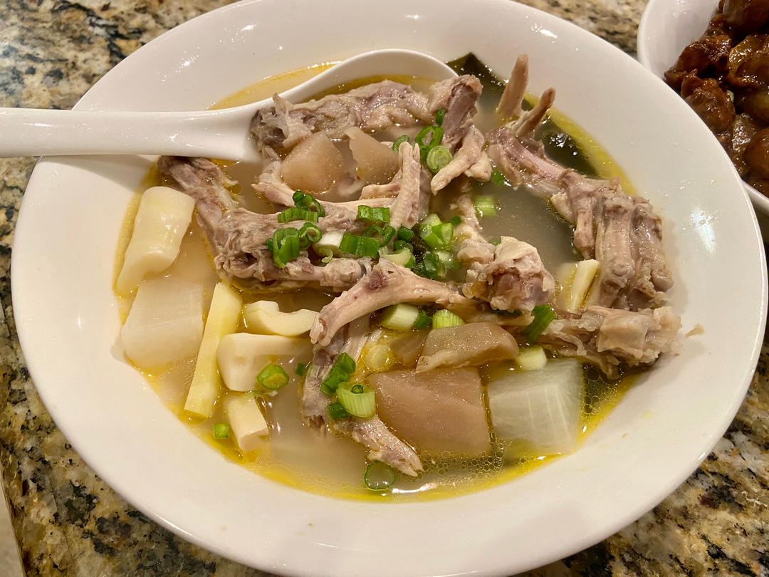 酸萝卜鸭掌汤