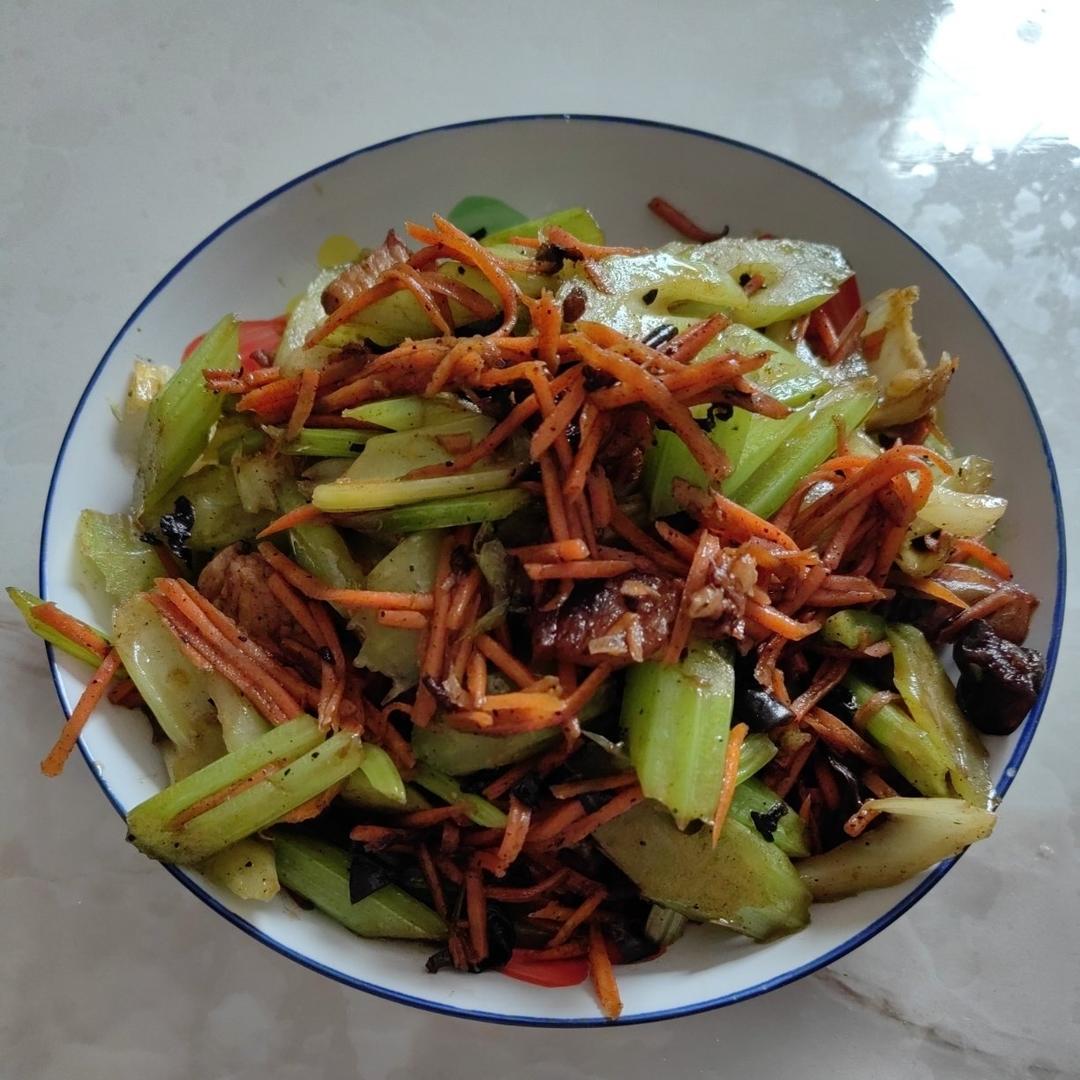 芹菜木耳炒肉丝