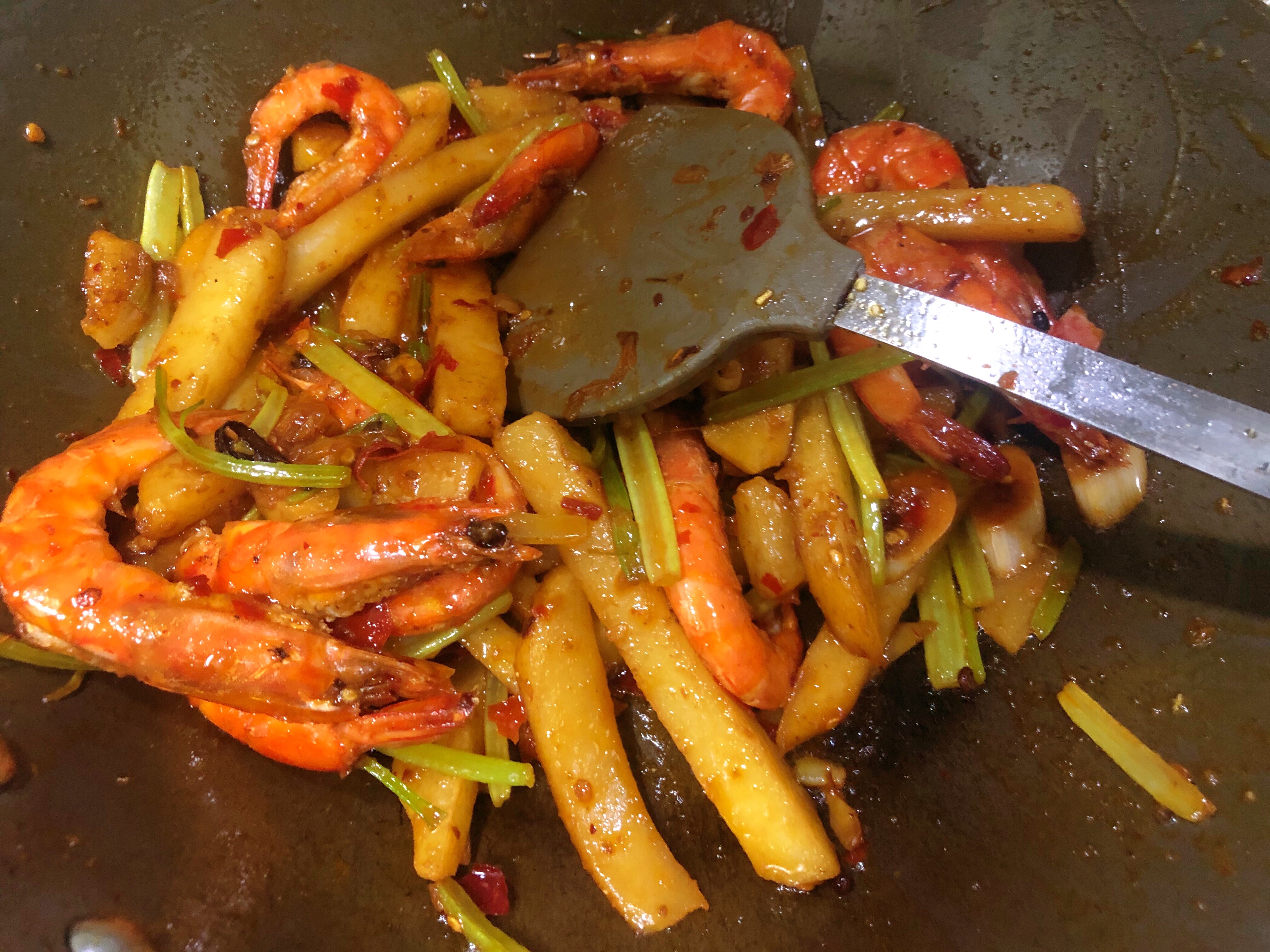 保证第一次做就成功的干锅虾&土豆&芹菜（亲测有效）的做法 步骤13